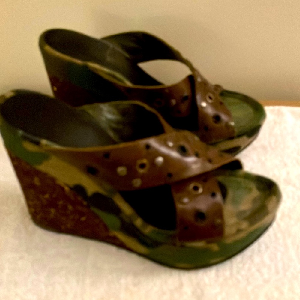 Woman Sandals, Brand: Gianni Bini, Color Olive LE Camouflage, , Size 71/2